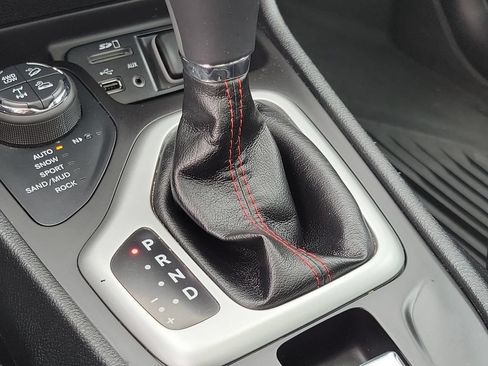 Used 2018 Jeep Cherokee Trailhawk AWD/4WD image 32