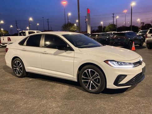 Used 2025 Volkswagen Jetta Sport image 2