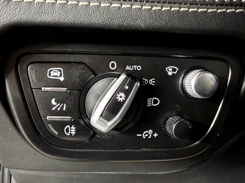 Used 2017 Bentley Bentayga AWD/4WD image 32