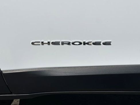 Used 2015 Jeep Cherokee Limited image 11