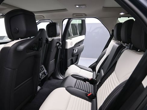 New 2026 Land Rover Discovery S AWD/4WD image 17
