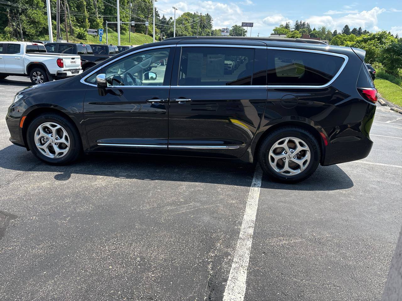 Used 2023 Chrysler Pacifica Limited FWD image 9