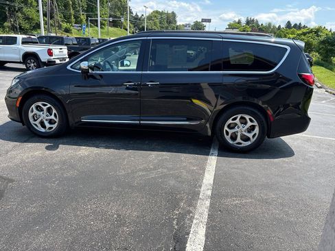 Used 2023 Chrysler Pacifica Limited FWD image 9