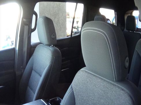 Used 2025 Chevrolet Traverse LT image 18