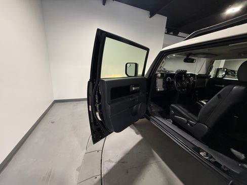 Used 2014 Toyota FJ Cruiser 4WD image 32