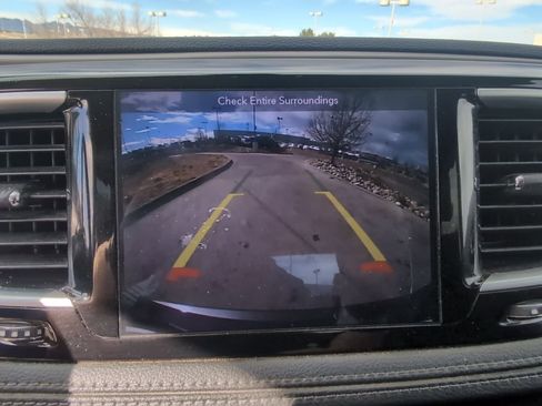 Used 2018 Chrysler Pacifica Limited image 25