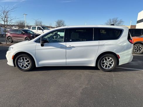 Used 2024 Chrysler Pacifica Touring-L FWD image 6