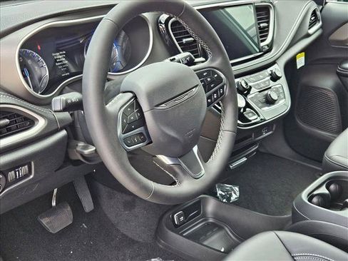 New 2027 Chrysler Pacifica Select FWD image 3