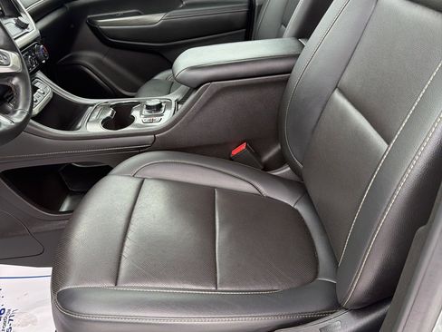 Used 2023 GMC Acadia SLT image 18