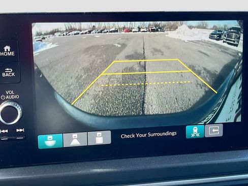 Used 2025 Honda Pilot Touring image 14