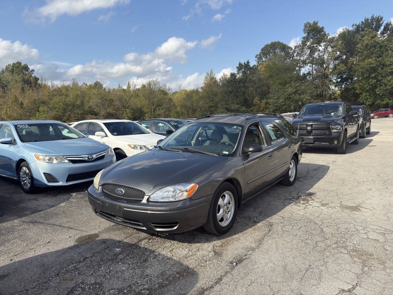 Used 2005 Ford Taurus SE FWD image 2