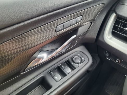 Used 2024 GMC Terrain SLT image 27