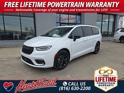 New 2026 Chrysler Pacifica Select w/ S Appearance Package