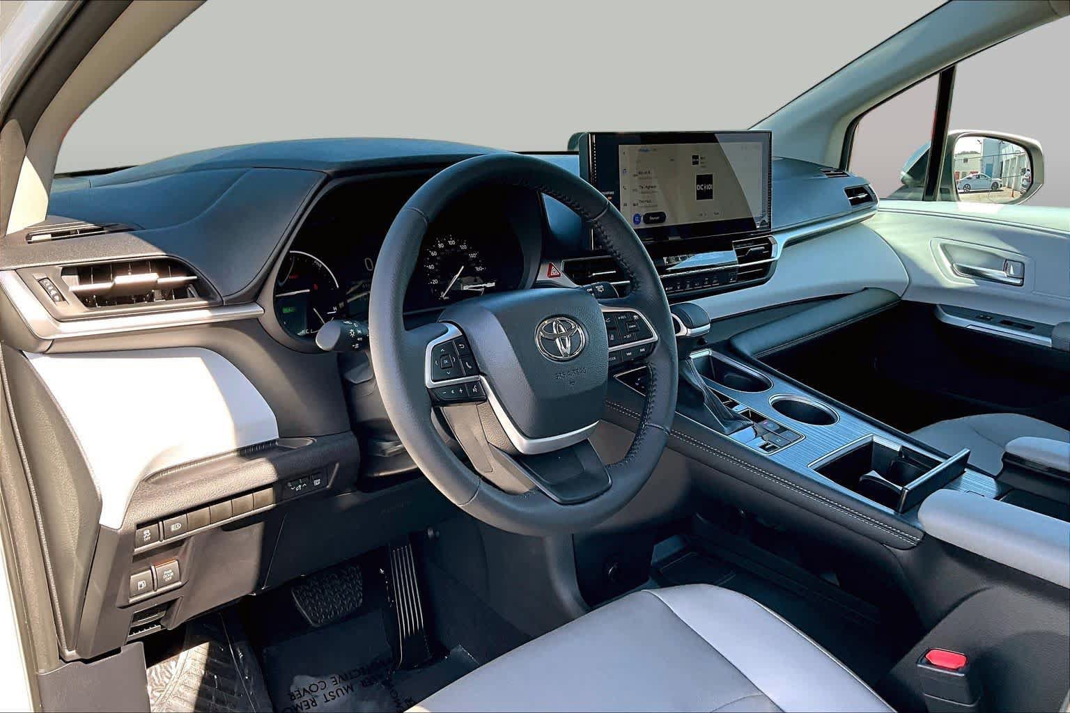 Used 2025 Toyota Sienna XLE FWD image 18