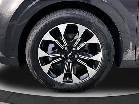 Used 2024 Kia Carnival EX image 33