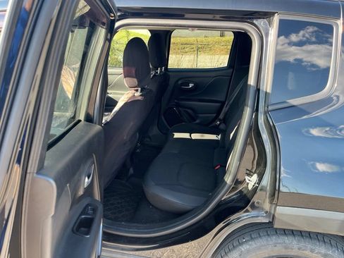 Used 2018 Jeep Renegade Altitude FWD image 10