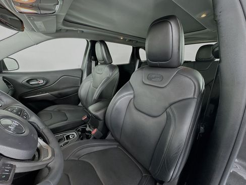 Used 2019 Jeep Cherokee Overland w/ Technology Group AWD/4WD image 20