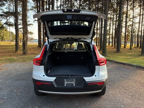 Used 2022 Volvo XC40 T5 Momentum w/ Premium Package image 18