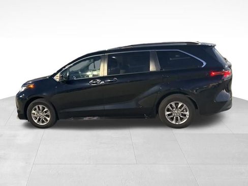 Used 2022 Toyota Sienna XLE image 13
