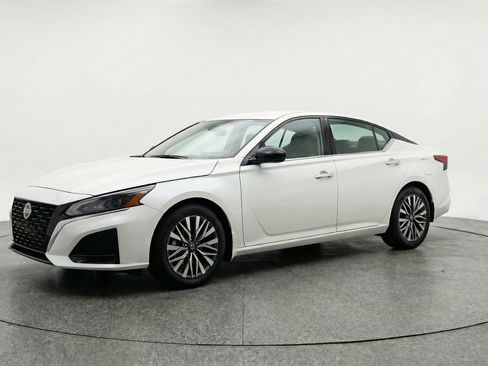 Used 2025 Nissan Altima 2.5 SV FWD image 3