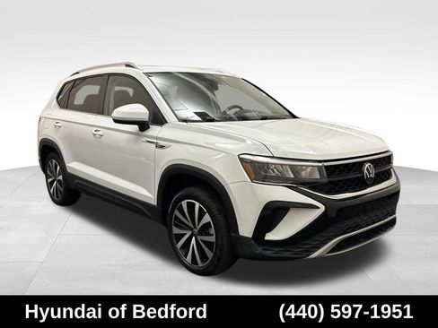 Used 2022 Volkswagen Taos SE w/ Panoramic Sunroof Package FWD image 3