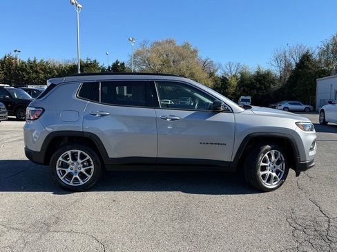 Used 2022 Jeep Compass Latitude image 3