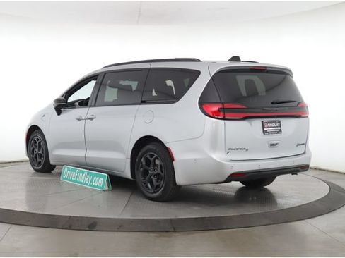 Used 2024 Chrysler Pacifica Premium FWD image 8