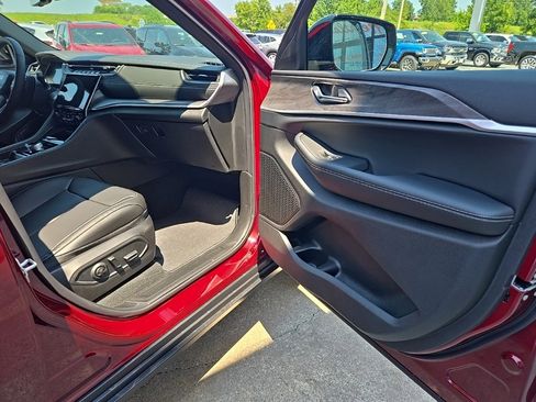 Used 2025 Jeep Grand Cherokee L Limited w/ Luxury Tech Group II image 81