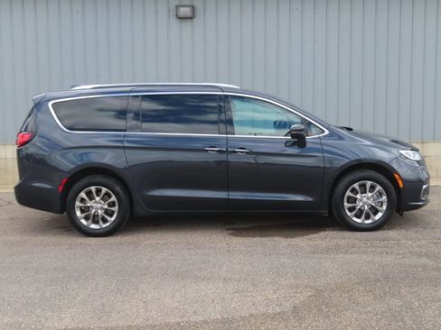 Used 2021 Chrysler Pacifica Touring-L AWD/4WD image 3