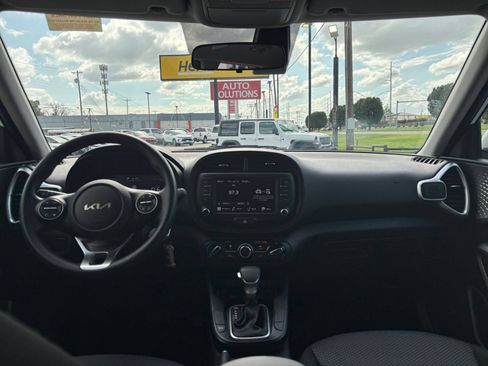 Used 2025 Kia Soul LX w/ LX Technology Package FWD image 30