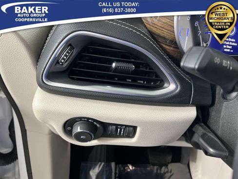 Used 2021 Chrysler Pacifica Limited w/ Uconnect Theater Family Group image 19