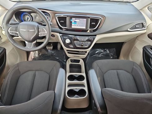 Used 2023 Chrysler Voyager LX image 16