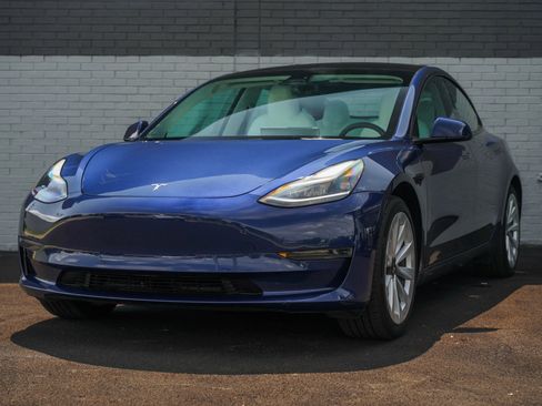 Used 2023 Tesla Model 3 Standard Range RWD image 1