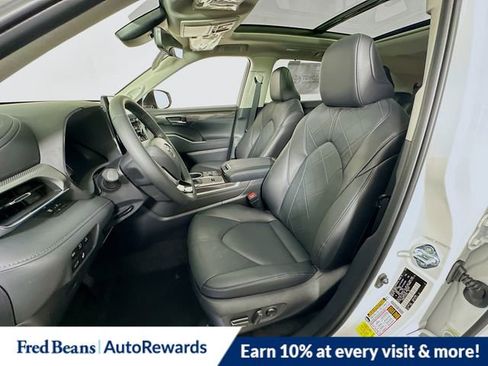 New 2026 Toyota Highlander Platinum image 12