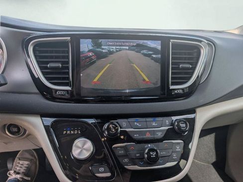 Used 2023 Chrysler Pacifica Touring-L FWD image 16