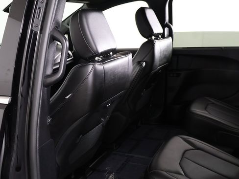 Used 2025 Chrysler Pacifica Select image 25