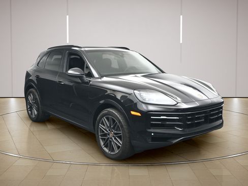 Certified 2025 Porsche Cayenne AWD/4WD image 24