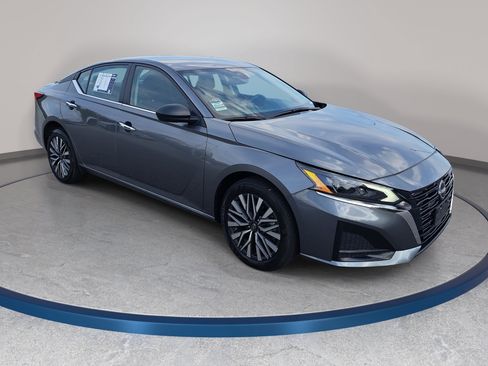 Used 2025 Nissan Altima 2.5 SV AWD/4WD image 3