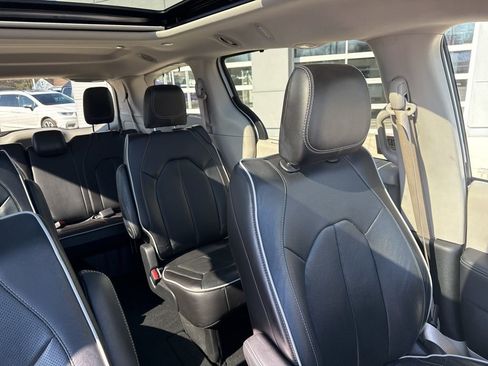 Used 2023 Chrysler Pacifica Limited FWD image 14