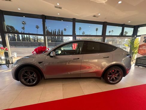 Used 2024 Tesla Model Y Long Range AWD/4WD image 8