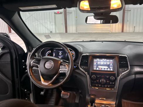 Used 2019 Jeep Grand Cherokee Laredo image 21