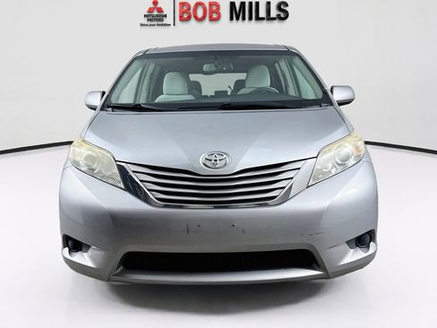 Used 2015 Toyota Sienna LE FWD image 2
