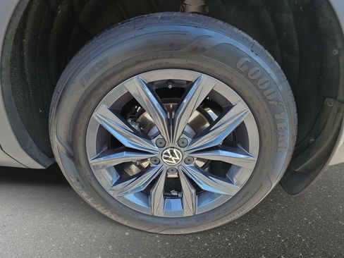 Used 2024 Volkswagen Tiguan SE w/ Panoramic Sunroof Package AWD/4WD image 34