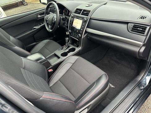 Used 2016 Toyota Camry SE w/ Moonroof Package image 40