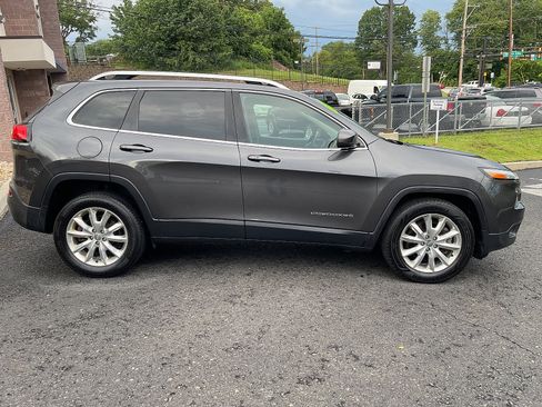 Used 2017 Jeep Cherokee Limited image 3