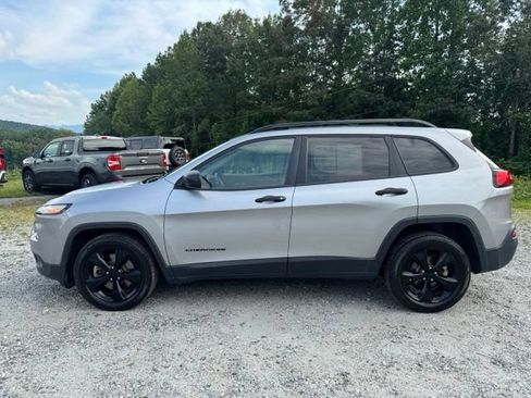 Used 2017 Jeep Cherokee Sport FWD image 4