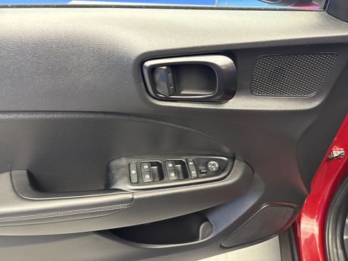 Used 2022 Hyundai Venue Limited FWD image 10