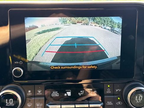 Used 2023 Toyota Highlander XLE AWD/4WD image 31
