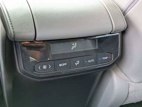 Used 2020 Toyota Highlander XLE AWD/4WD image 16