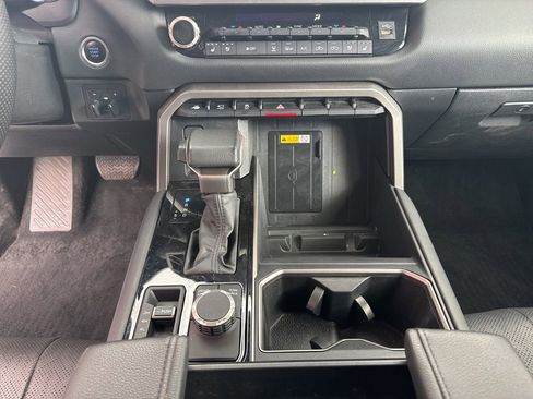 Used 2024 Toyota Tundra Limited AWD/4WD image 39